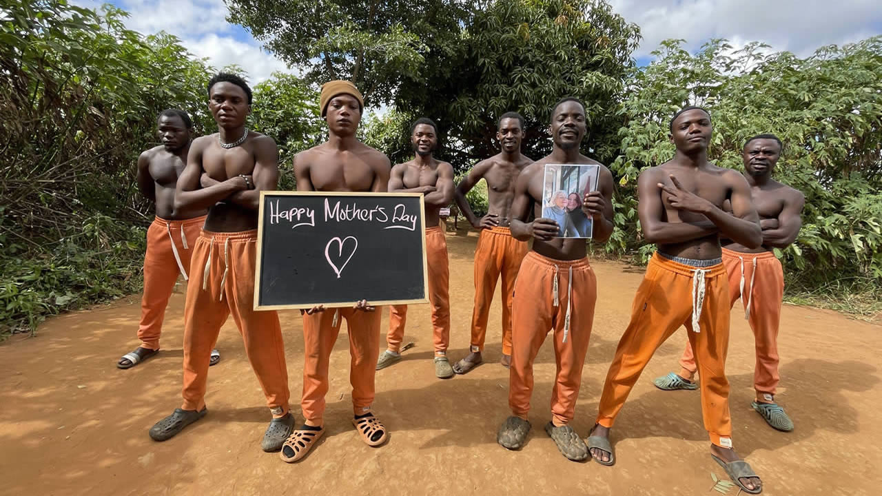 Afrikanisches Orange-Hosen-Team